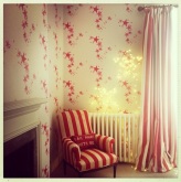star wallpaper_stripe chair